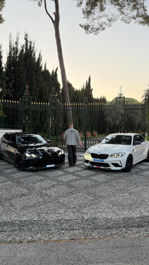 BMW Elite Cars devant un portail