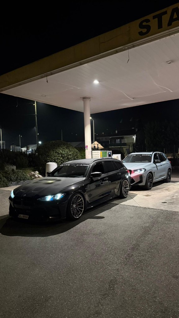 Véhicules Elite Cars en station-service de nuit